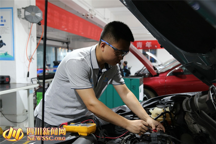 敬博家在檢測(cè)發(fā)動(dòng)機(jī).jpg